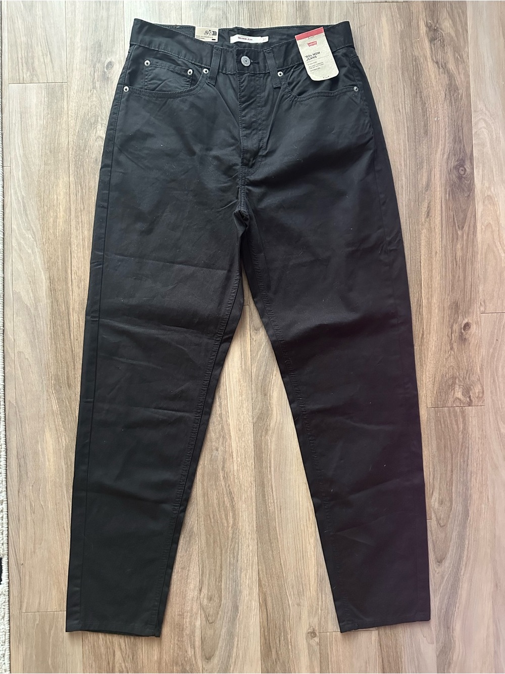 Levi's 80s Mom High Rise Jeans in Black. Size 30x30